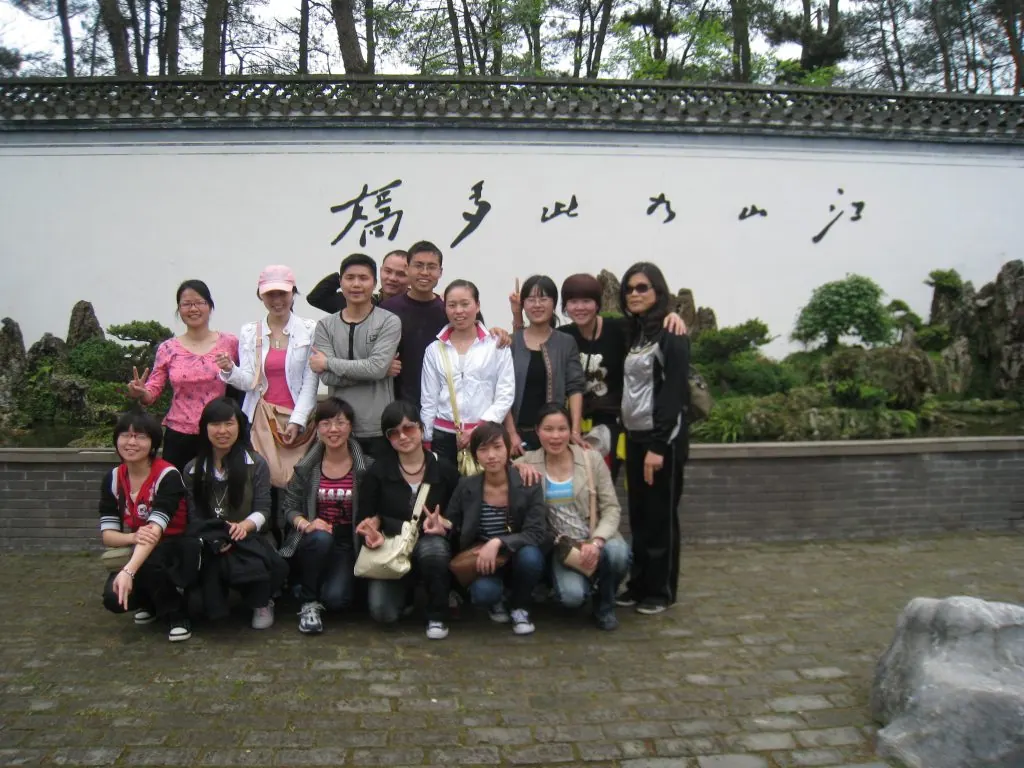 Zhonggao Crafts team coordinating a production program